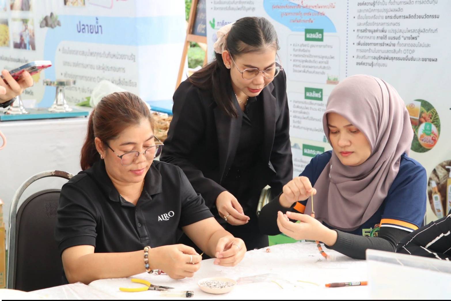 title - รัฐมนตรีว่าการกระทรวงเกษตรและสหกรณ์ พร้อมด้วยคณะผู้บริหาร ส.ป.ก. เข้าเยี่ยมชมโซนกิจกรรมฝึกอาชีพ Workshop งานศิลปหัตถกรรม (ศพส.) กิจกรรมจัดขึ้นภายใต้งาน วันคล้ายวันสถาปนาครบรอบ 51 ปี ส.ป.ก. ณ สำนักงานการปฏิรูปที่ดินเพื่อเกษตรกรรม